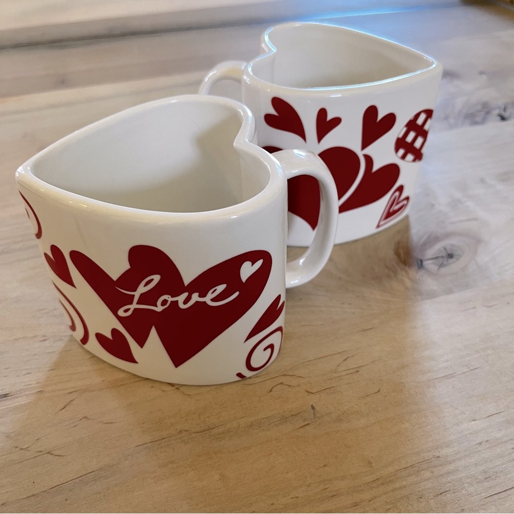 Vintage set of heart shaped coffee mugs EUC. HEARTS VALENTINES DAY